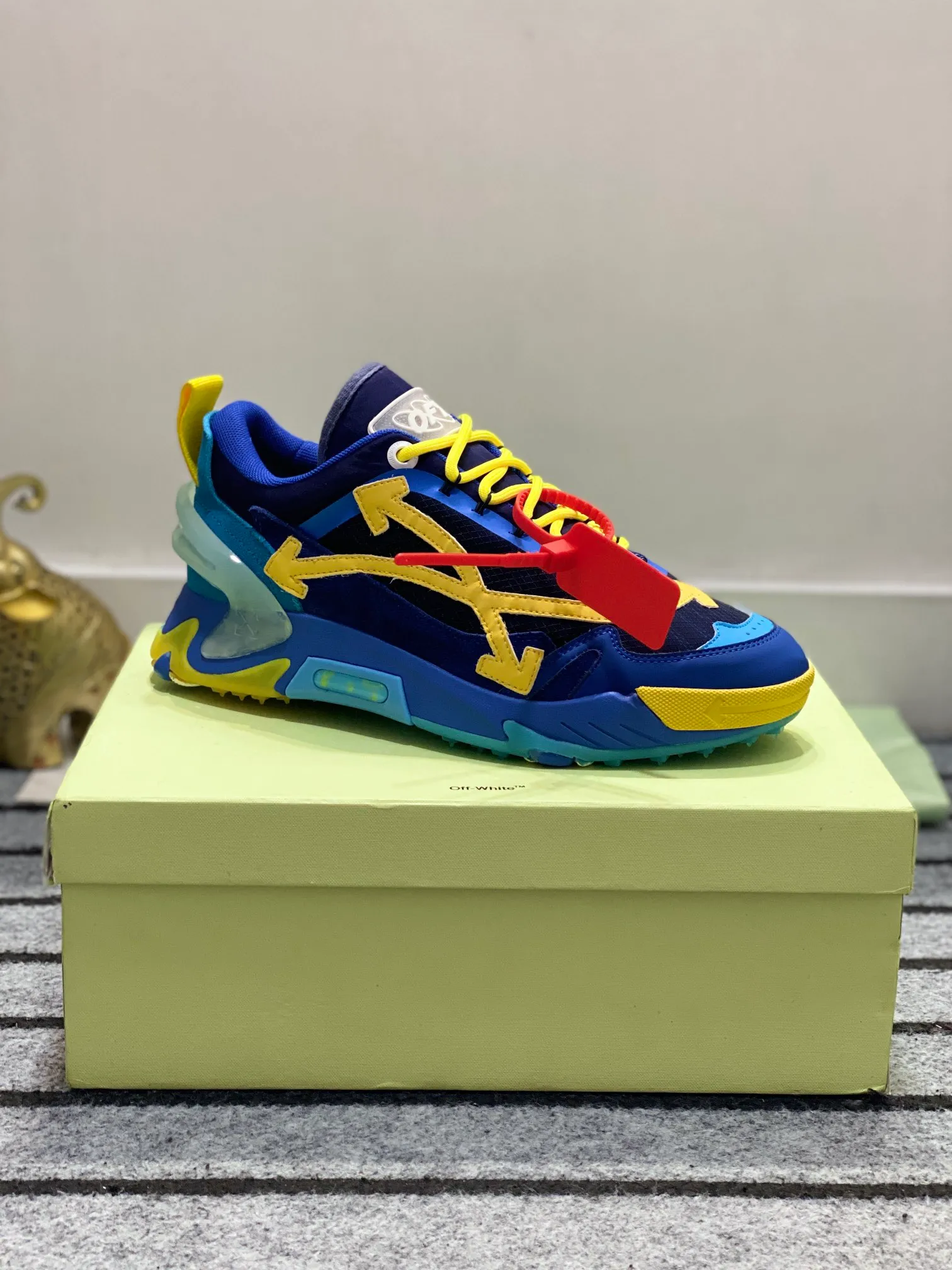 Men's shoes 💰640🌼【New】High-end boutique-OFF-WHITE x Air Jordan】1 The joint shoe design has been highly concerned by everyone. The new shoes are shown in the popular Chicago bull white and yellow LOGO color scheme. The shoe body is made of cowhide stitching and other materials. In addition to the X hidden on the inside of the leather, the oversized Swoosh, OFF-WHITE for Nike, and Air Jordan 1Birth information and the word AIR are displayed on both sides of the shoe, and OFF-WHITE's iconic details can be seen on the TPU sole and insole. You can choose a pair if you like the style. Size: 38-45 (45 customized